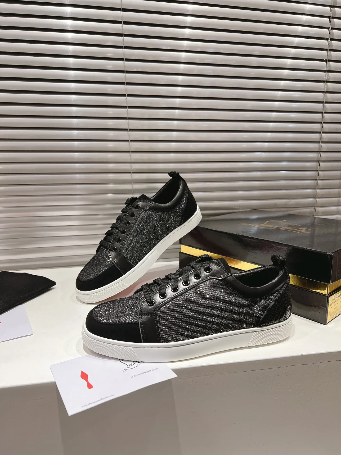👟👟Ex-factory price 660👟👟 ╔Low-cut color matching model╗ ·Top version customization·2024𝐬𝐬 𝑪𝒉𝒓𝒊𝒔𝒕𝒊𝒂𝒏 𝑳𝒐𝒖𝒃𝒐𝒖𝒕𝒊𝒏 ▪️No matter the last shape, fabric, diamonds, nails, lining, outsole, it is as close as possible to ZP... ▪️The original sole is specially provided by the original factory ▪️The lining is imported water-dyed cowhide ▪️Private customization time is about 3-7 days —————— Size: Women's 35M-41M Men's 38M-48M